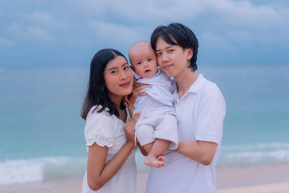 Jasa Fotografi Keluarga Profesional di Pantai: Foto prewedding, foto keluarga, fotografer freelance, harga terjangkau. Foto keluarga bahagia di tepi pantai.