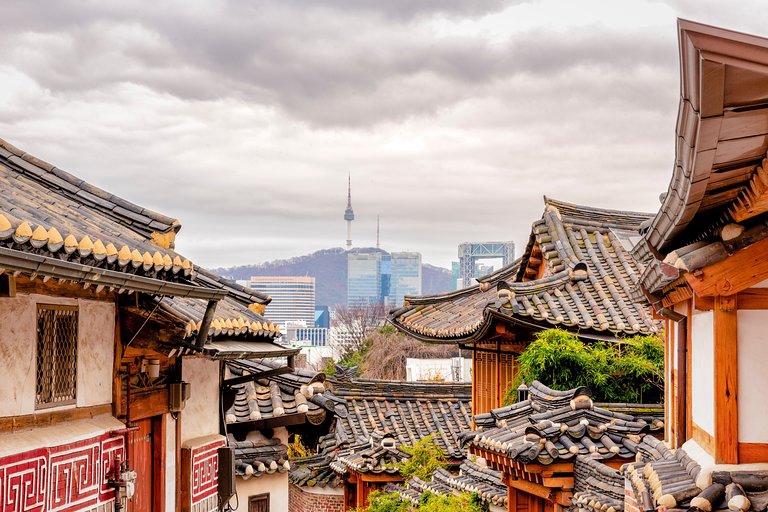 Jasa pemandu wisata di Seoul, Korea Selatan, menawarkan layanan membuat itinerary perjalanan dan rencana liburan untuk menjelajahi kota metropolitan yang penuh sejarah dan budaya.