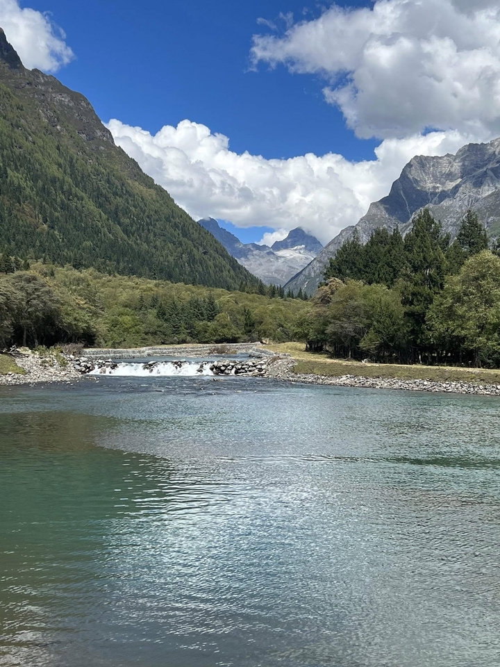 จ้างไกด์ส่วนตัวเที่ยวจีน ทิวทัศน์สวยงามกับภูเขาและลำธารในจีน