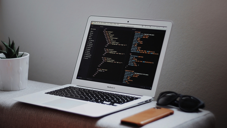 Desain UI UX modern untuk website dengan mockup dan wireframe.