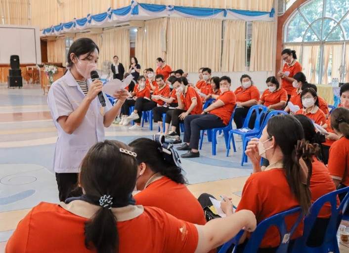 กลุ่มผู้คนกำลังพูดคุยและปรึกษาปัญหาสุขภาพจิตกับนักจิตวิทยา