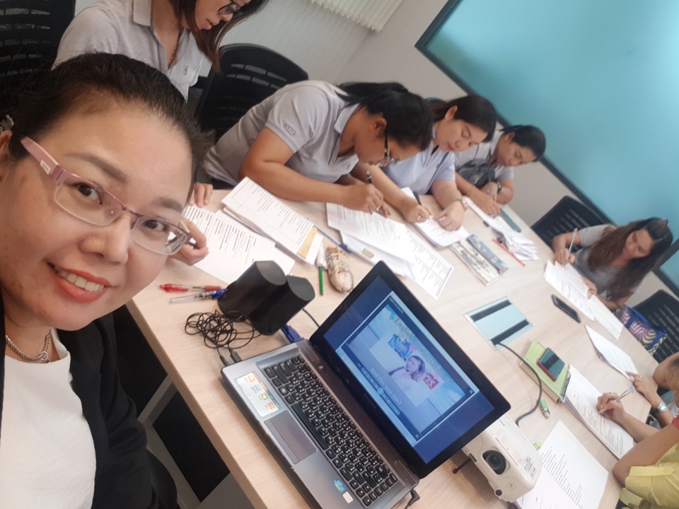 กลุ่มติวเตอร์ชาวไทยกำลังสอนภาษาอังกฤษ เรียนภาษาอังกฤษ ภาษาอังกฤษ ติวเตอร์ไทย สอนภาษา เรียนภาษา ติวภาษาอังกฤษ คอร์สเรียนภาษาอังกฤษ เรียนภาษาอังกฤษออนไลน์ สอนภาษาอังกฤษออนไลน์ รับสอนภาษาอังกฤษ