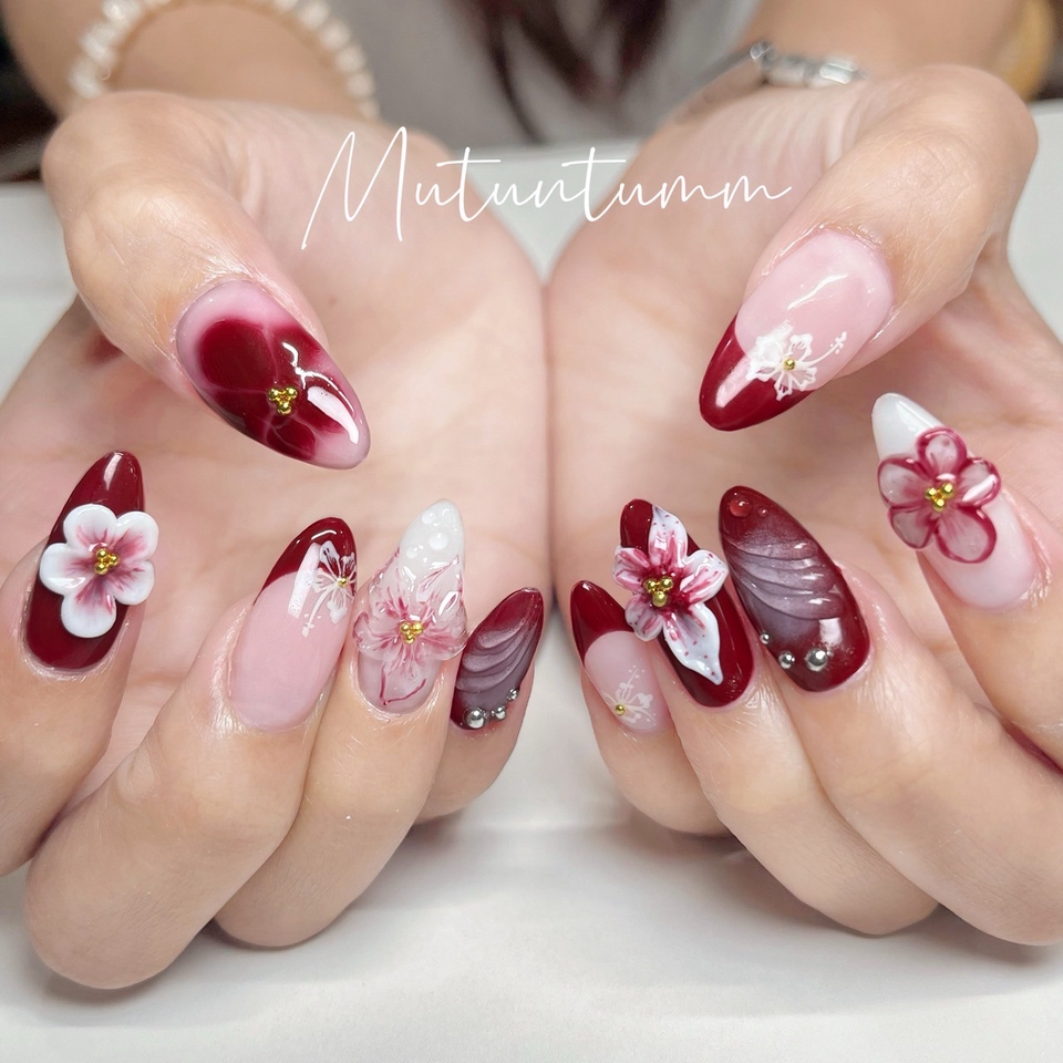 บริการทำเล็บที่บ้าน ออกแบบลายดอกไม้สีแดงเล็บเจลสวย