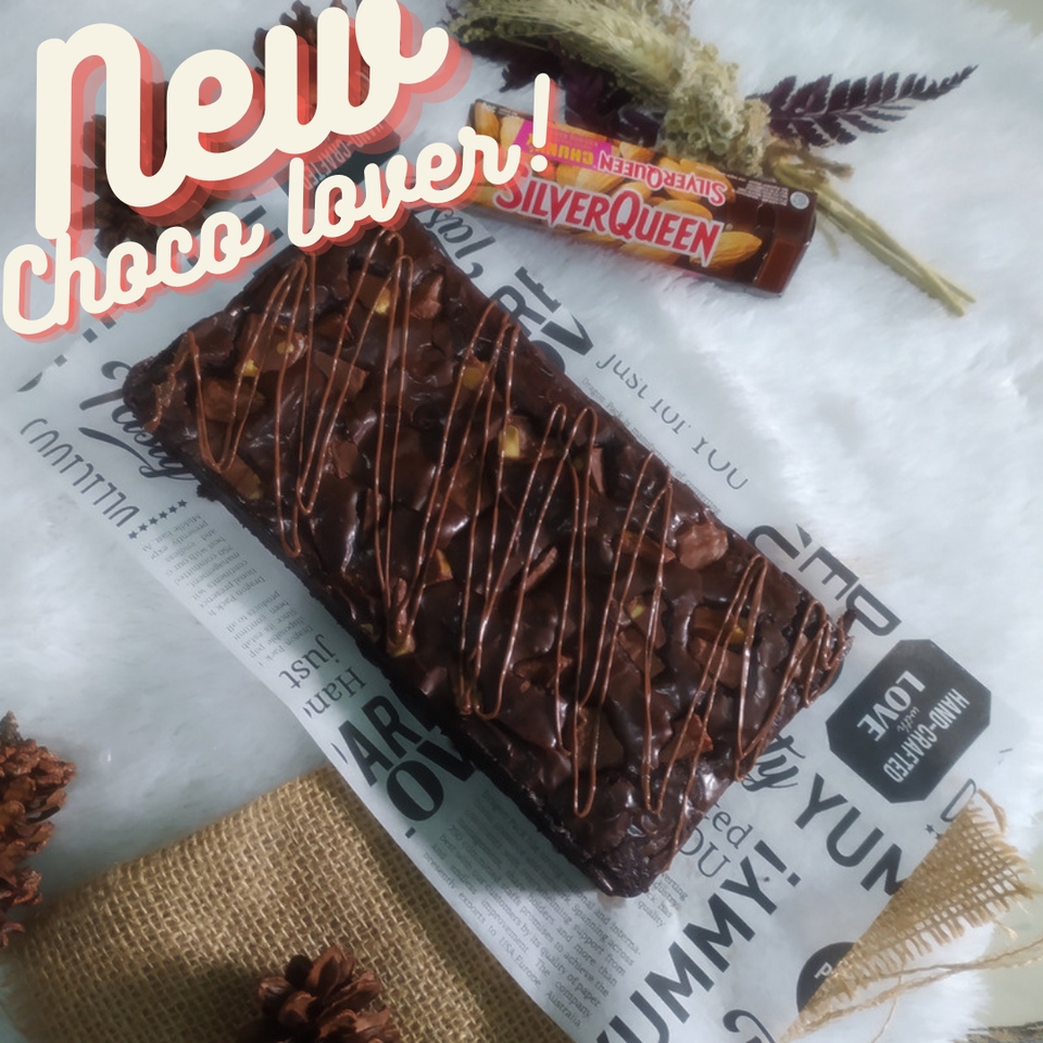 Desain logo coklat lezat untuk toko makanan
