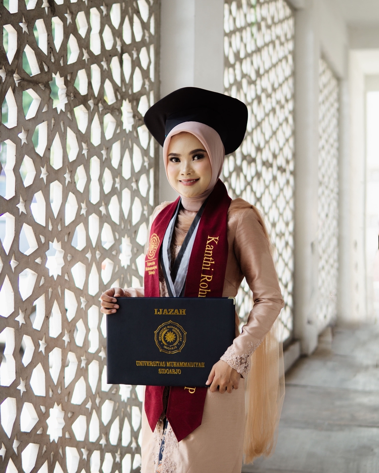 Jasa fotografi wisuda dengan fotografer profesional di Universitas Muhammadiyah Yogyakarta. Layanan fotografi wisuda murah dan berkualitas.