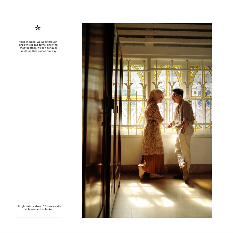 Jasa Fotografi Prewedding Pasangan dengan Latar Belakang Jendela Kaca