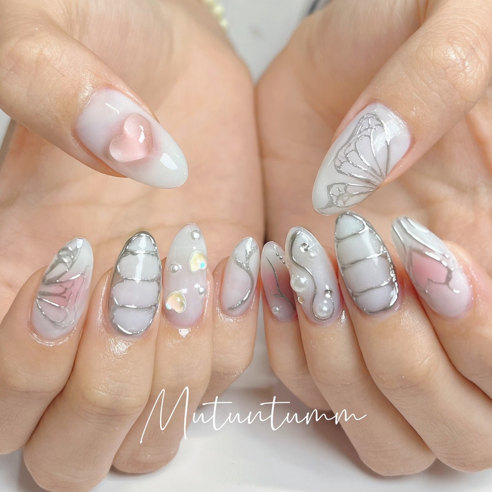 บริการทำเล็บที่บ้าน  ลายผีเสื้อสีขาวเงิน