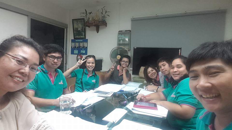 กลุ่มติวเตอร์กำลังช่วยเหลือผู้เรียนในด้านต่าง ๆ เช่น ภาษา การตลาดออนไลน์ และเทคโนโลยี