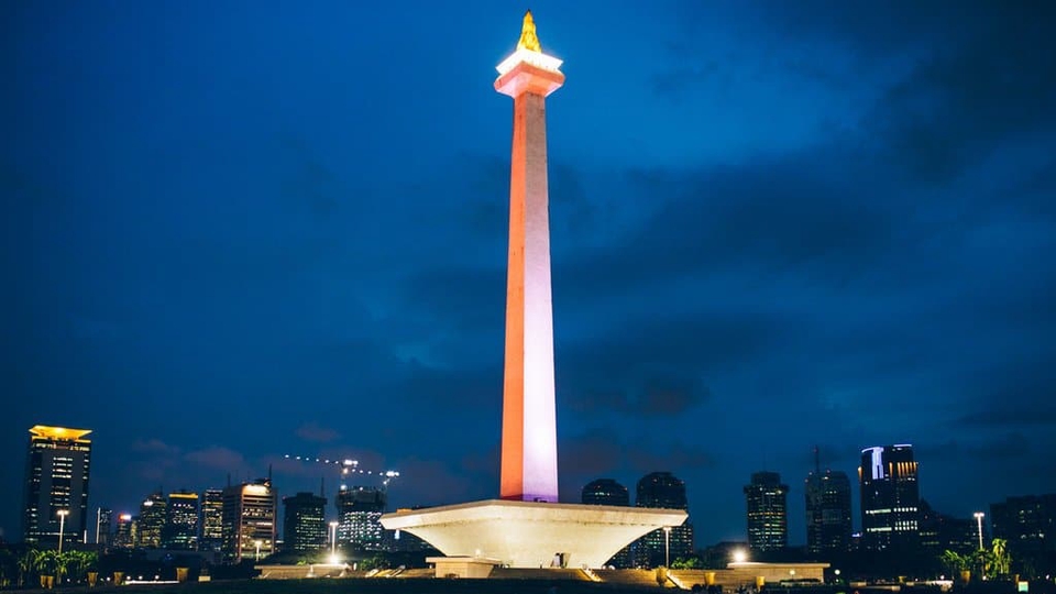 Monumen Nasional di malam hari dengan pemandangan kota Jakarta, ideal untuk menyusun rencana perjalanan wisata dan liburan akhir tahun di Jakarta.