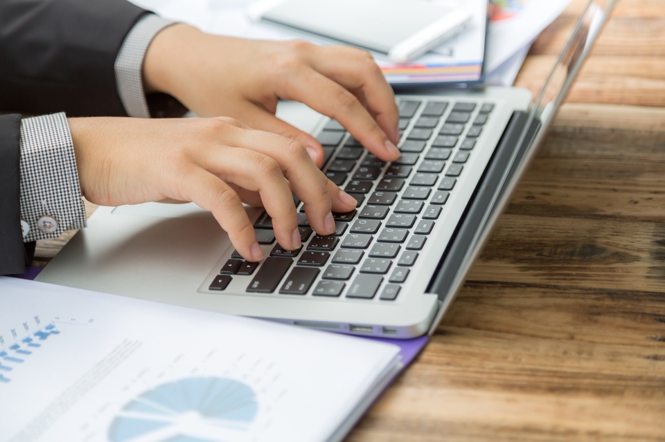 Jasa input data online, freelancer memasukkan data ke dalam keyboard laptop