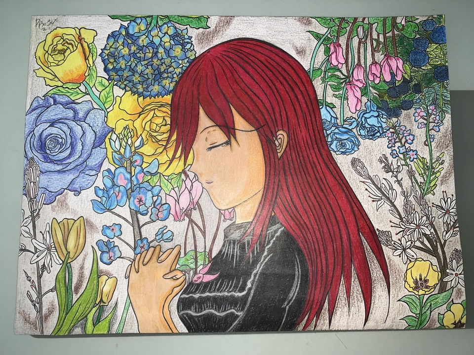 รับออกแบบตัวละคร: ภาพวาดดีไซน์ตัวละครผู้หญิงผมสีแดงท่ามกลางดอกไม้นานาชนิด สไตล์การ์ตูนอนิเมะสวยงาม