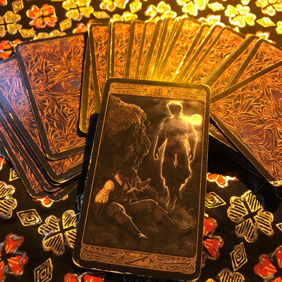 Kartu Tarot dengan gambar orang dalam hutan, cocok untuk konsultasi spiritual dan ramalan online.