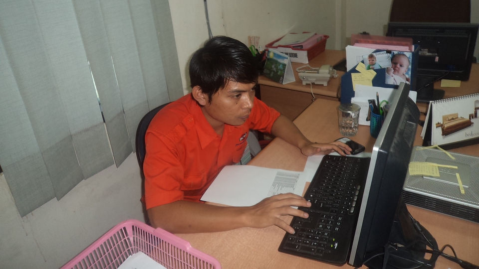 Jasa data entry freelance, seorang profesional sedang melakukan entri data di depan komputer laptop