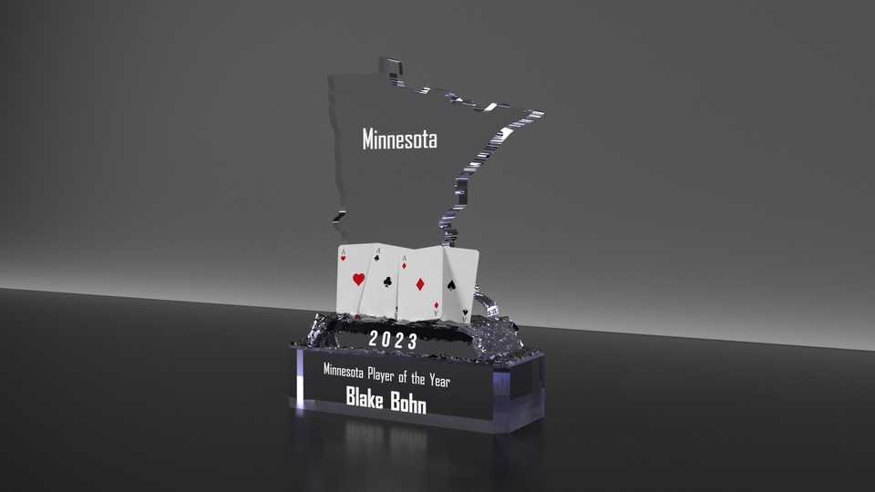 Trofi kaca penghargaan untuk Pemain Terbaik Minnesota Tahun 2023 dengan desain negara bagian Minnesota dan kartu remi, dengan nama Blake Bohn.