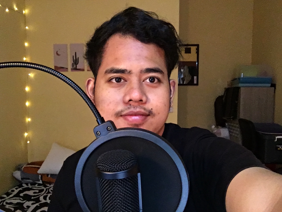 Jasa pengisi suara profesional dengan kualitas suara yang jernih untuk iklan, video, dan dubbing.