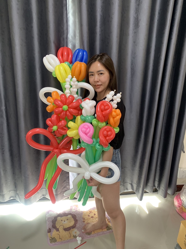 ครูสอนพิเศษสอนทำช่อดอกไม้จากลูกโป่ง