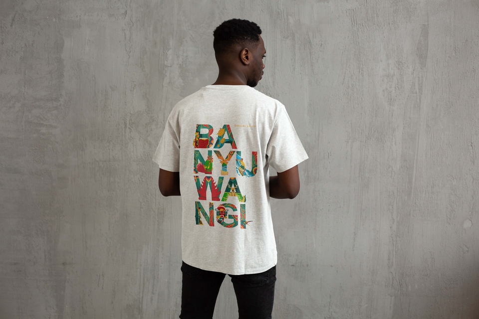 Jasa desain ilustrasi digital pria menggunakan kaos putih dengan desain huruf unik dan warna-warni.