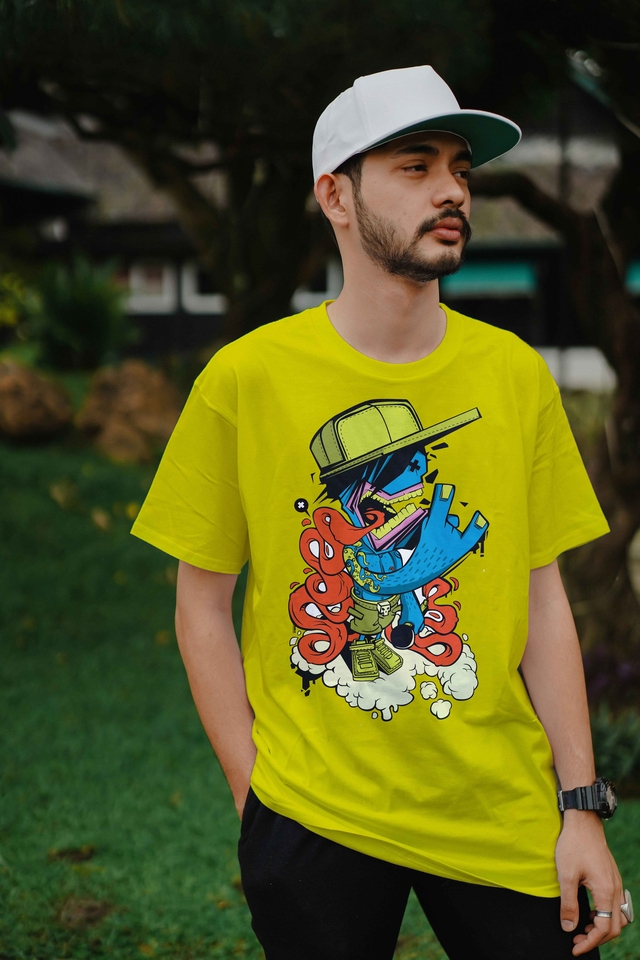 Desain kaos distro pria dengan gambar karakter kartun keren, cocok untuk desain kaos distro terbaru.