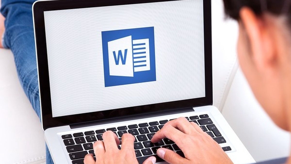 Jasa pengetikan online di laptop dengan aplikasi Microsoft Word