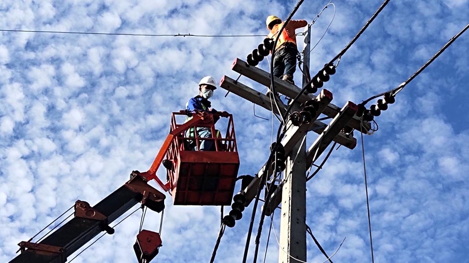 ช่างไฟฟ้ากำลังซ่อมสายไฟบนเสาไฟฟ้า โดยใช้รถเครนยกขึ้นไป