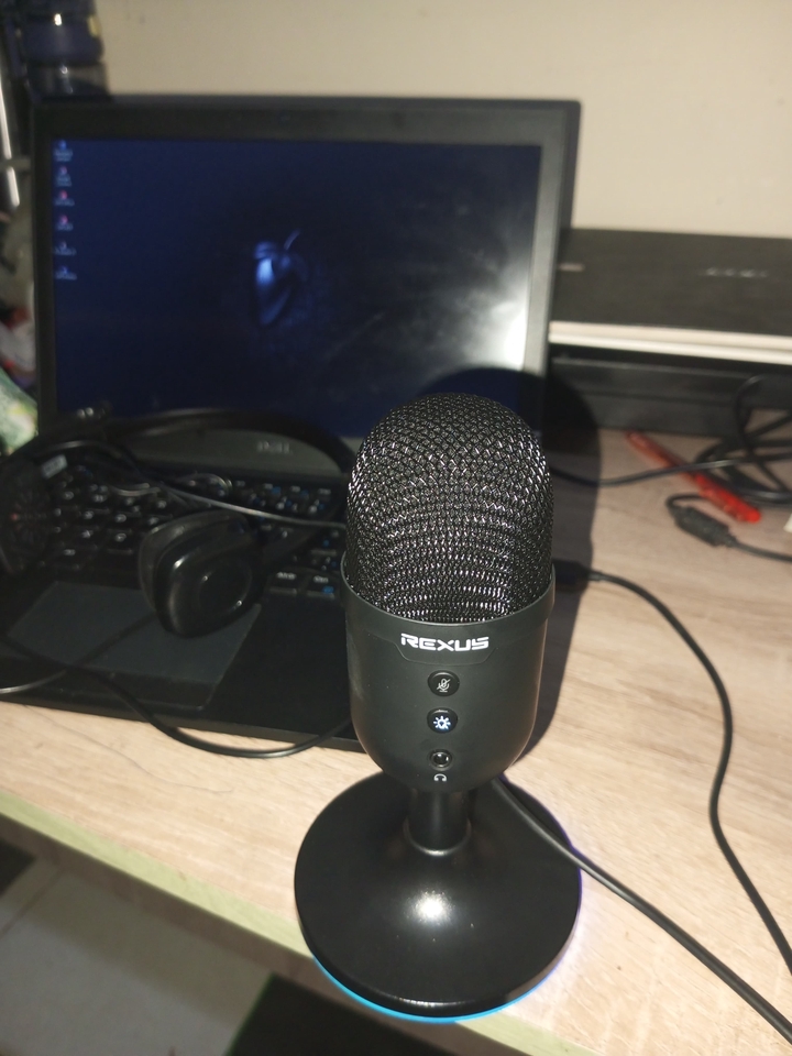 Jasa mixing dan mastering lagu profesional untuk menghasilkan audio berkualitas tinggi.