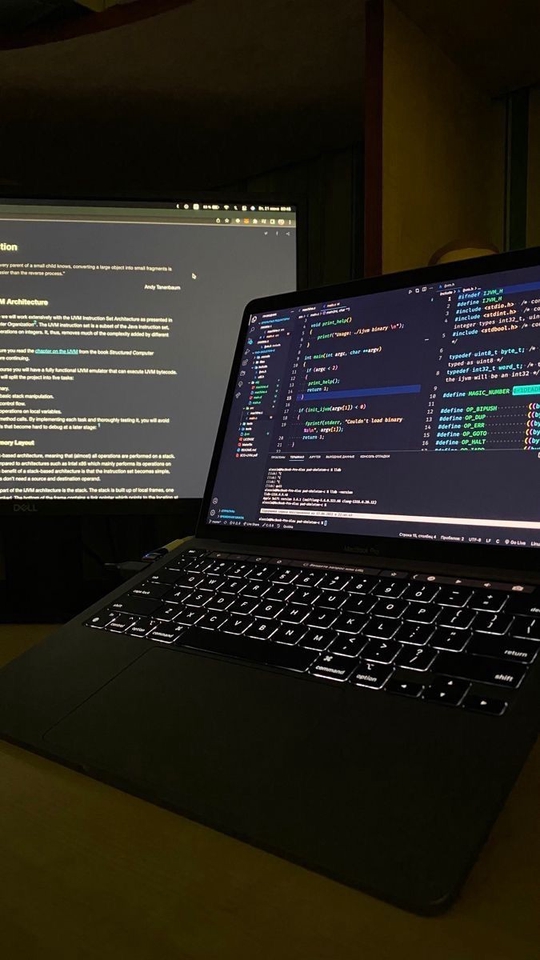 Jasa pembuatan website profesional dengan desain modern dan responsive.