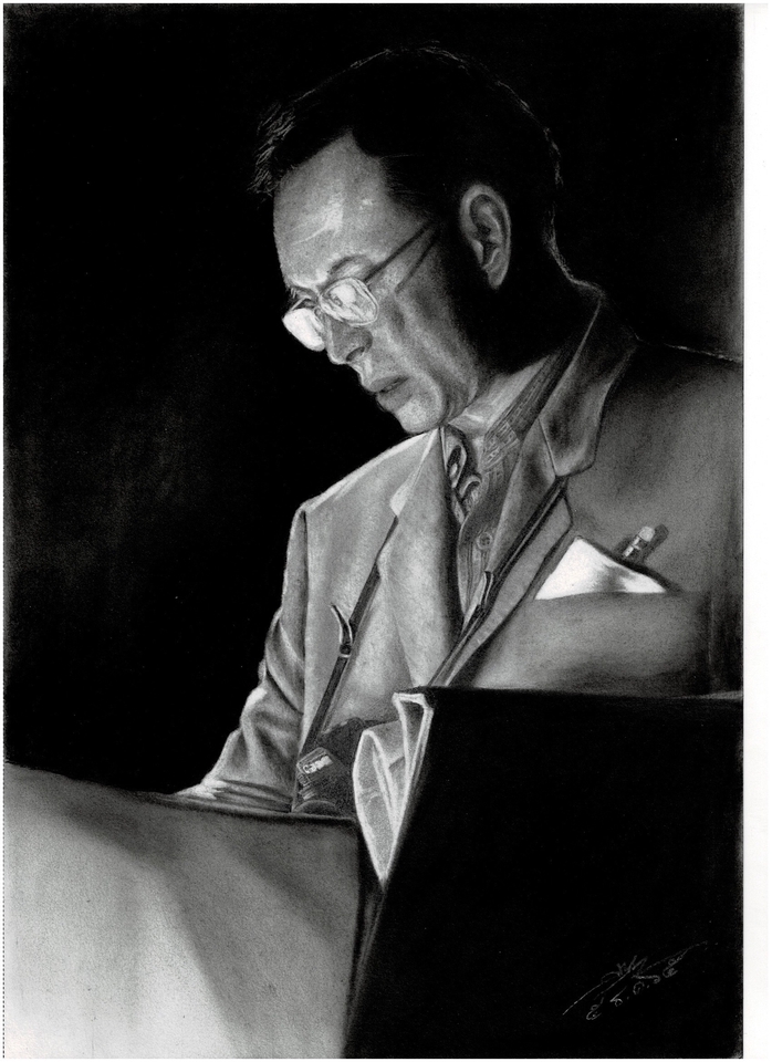 รับวาดภาพเหมือน ภาพวาดขาวดำ ชายสวมแว่นกำลังอ่านหนังสือ