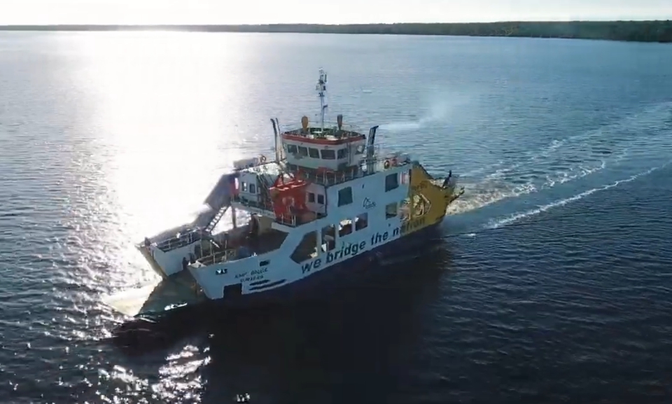 Jasa video shooting dokumentasi kapal feri dengan tulisan "We bridge the island".