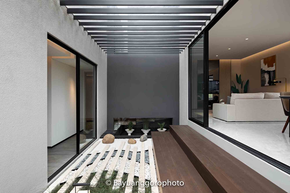 Jasa fotografi interior rumah minimalis modern dengan desain taman indoor.