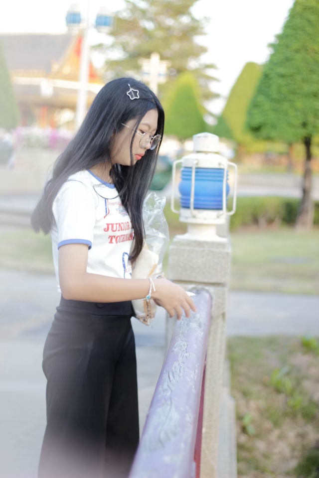 ช่างภาพหญิงสาวถ่ายรูปบุคคล รับถ่ายภาพบุคคล รับถ่ายรูปโปรไฟล์ รับถ่ายภาพ portrait รับถ่ายภาพคน ถ่ายภาพรับปริญญา ช่างภาพรับปริญญา freelance กรุงเทพฯ