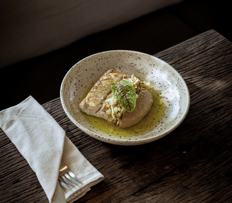 Jasa fotografi makanan dengan konsep modern, menampilkan hidangan ikan panggang dengan bumbu dan garnish menarik. cocok untuk keperluan promo restoran atau cafe.