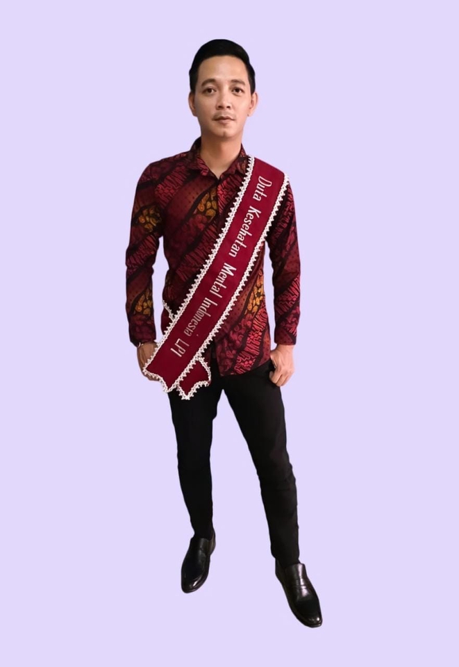 Duta Kesehatan Mental Indonesia berpakaian batik merah dengan sabuk bertuliskan Duta Kesehatan Mental Indonesia LPI