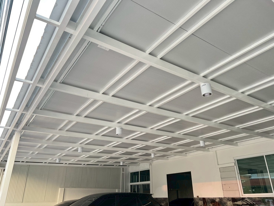 รับเหมาต่อเติมบ้าน โครงสร้างหลังคาเหล็กสีขาว งานต่อเติมบ้านสวยๆ ผู้รับเหมาต่อเติมบ้าน