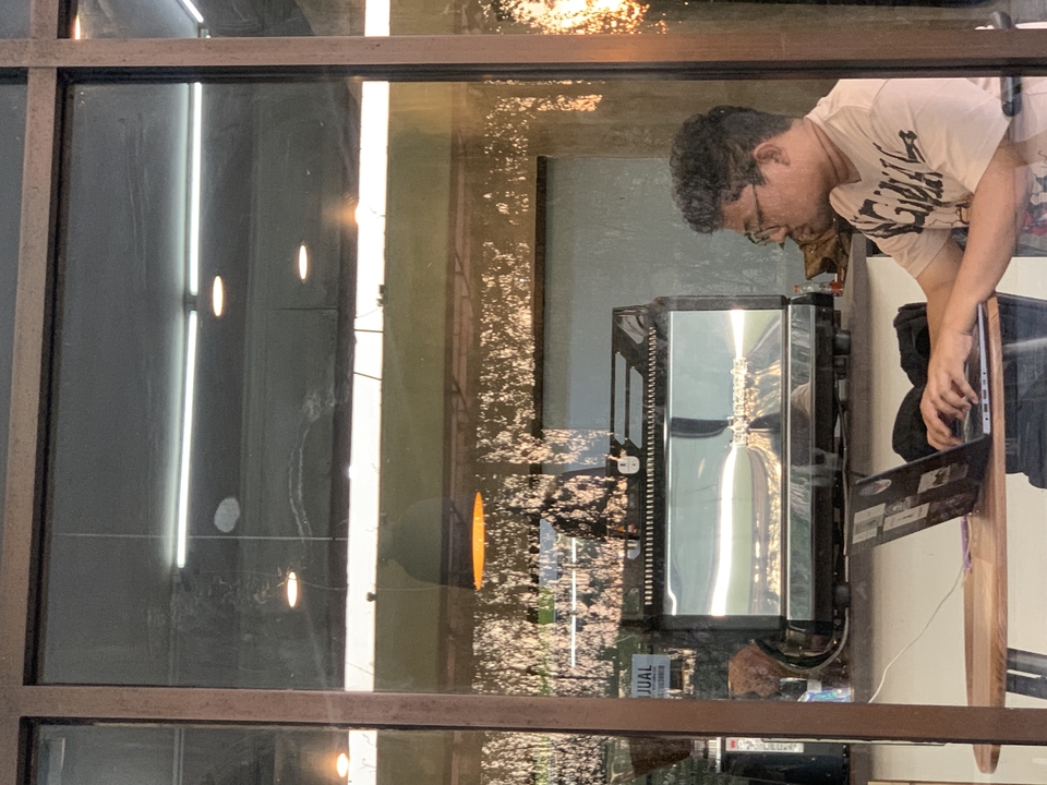 Jasa edit foto profesional untuk wedding, prewedding, wisuda, nikah, dan lainnya. Edit background foto, hapus watermark, dan desain vektor.