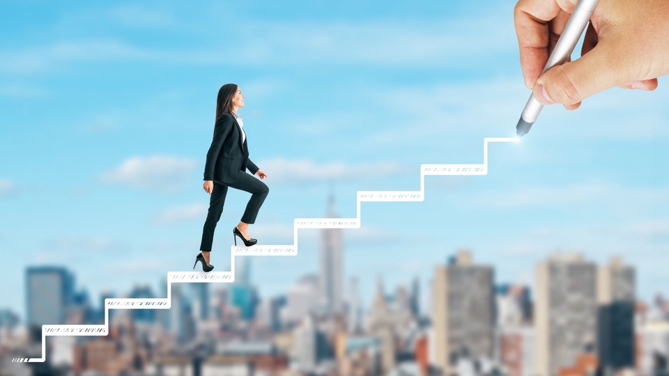 Perempuan berpakaian profesional berjalan menaiki tangga karier untuk meraih kesuksesan. Ilustrasi untuk jasa pengembangan diri dan konsultasi karir online.