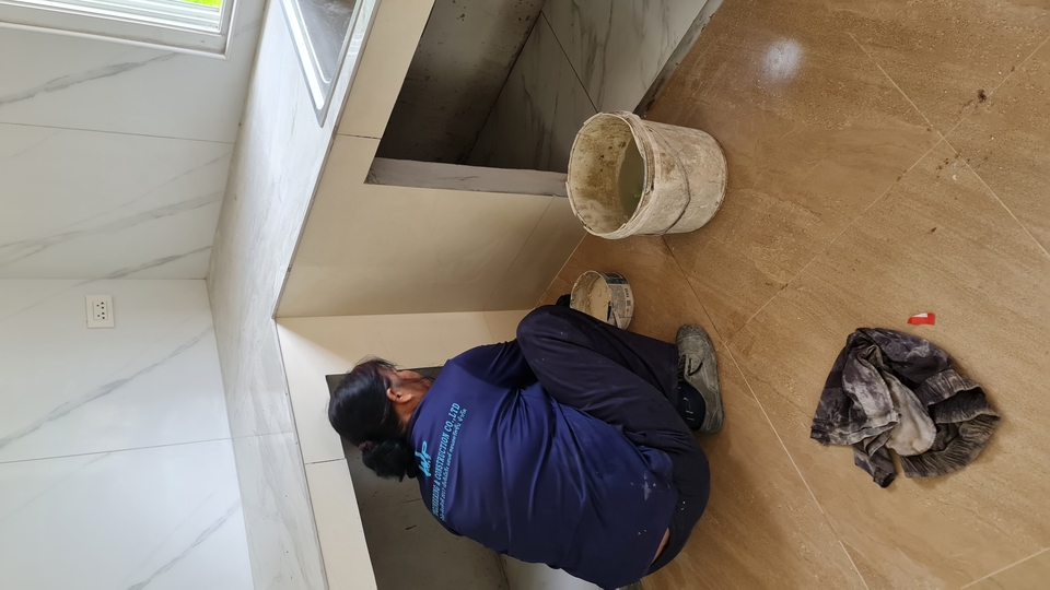 ช่างปูกระเบื้องมืออาชีพ บริการรับเหมาปูกระเบื้อง ราคาประหยัด พื้นกระเบื้องสวยงาม