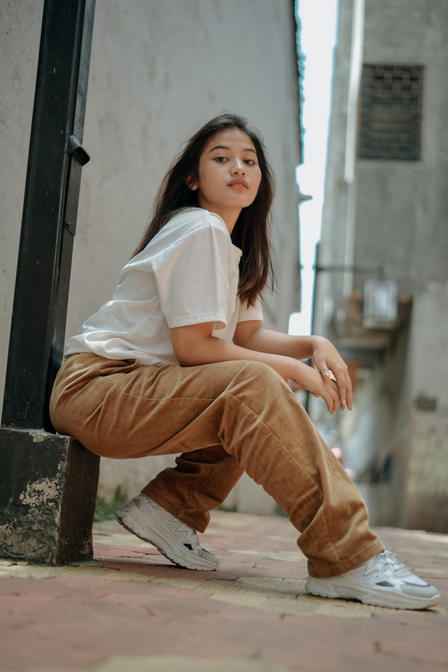 Jasa Fotografi Produk Fashion, Wanita Berpose di Depan Tembok Putih, Foto Produk Berlatar Belakang Putih, Foto Produk Fashion