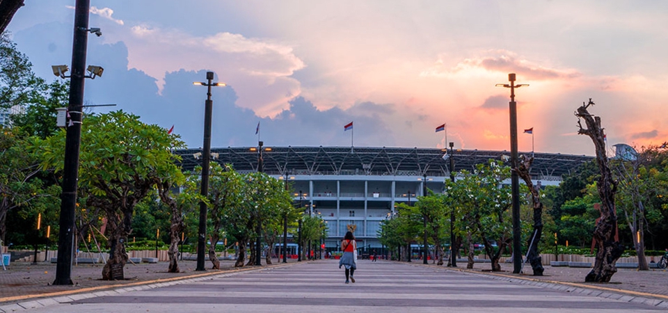Jasa Rencana Perjalanan Wisata ke Stadion di Kota dengan pemandangan langit senja yang indah.