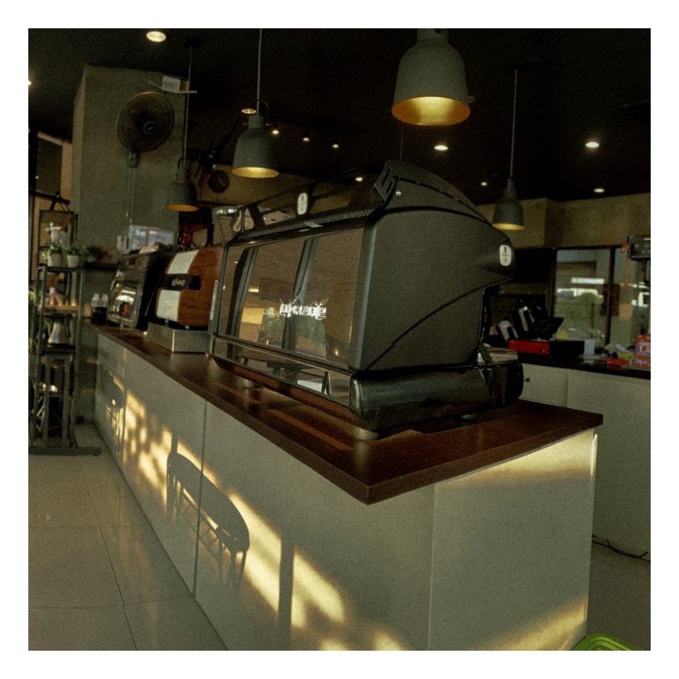 Jasa edit foto profesional dengan photoshop, edit foto pernikahan, edit foto prewedding, edit foto produk, hapus background, ganti background foto, dan masih banyak lagi.