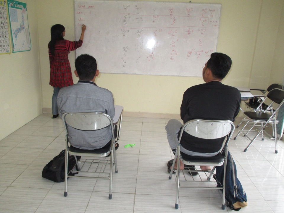 Belajar online bahasa Inggris bersama guru profesional di kelas online.