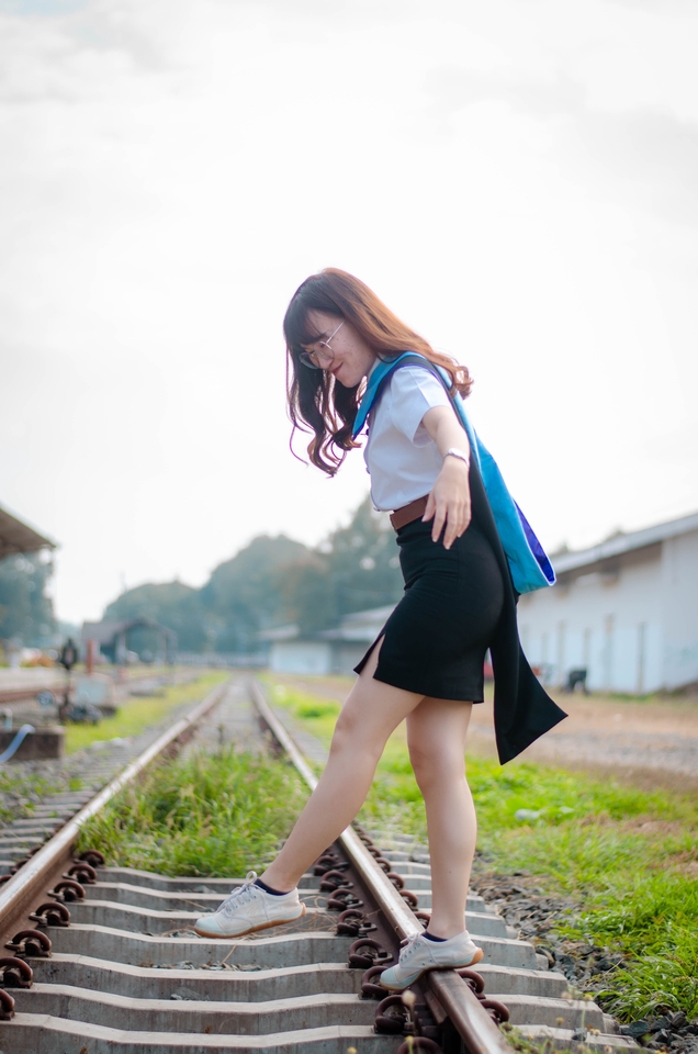 รับแต่งรูปภาพ บนรางรถไฟ สาวสวย แต่งตัวน่ารัก  รับตัดต่อภาพ  รับทำ photoshop  รับรีทัชภาพ
