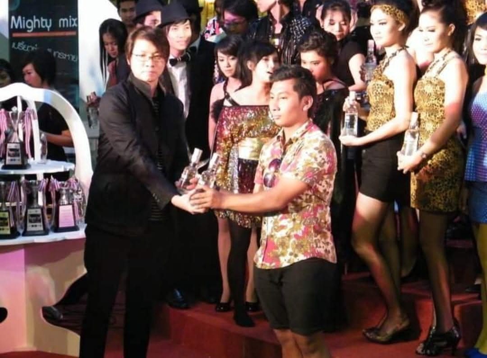 บาร์เทนเดอร์หญิงมืออาชีพผสมเครื่องดื่มในงานปาร์ตี้