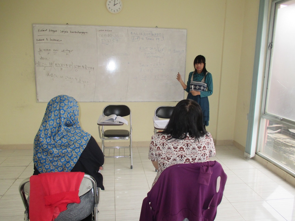 Belajar Bahasa Inggris Online di Kelas Bersama Guru dan Teman