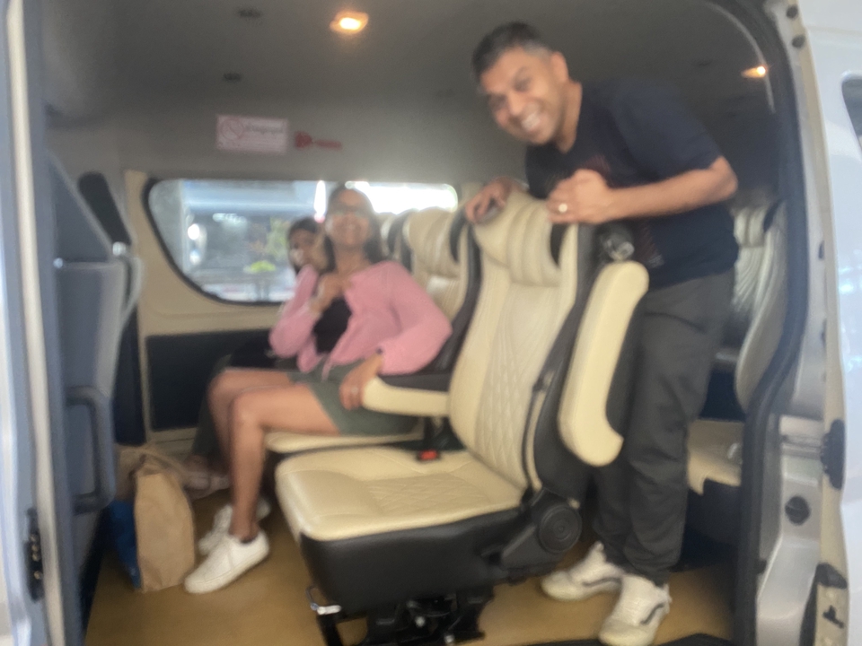 จ้างคนขับรถรายวัน บริการคนขับรถส่วนตัวพร้อมรถตู้ รับส่งสนามบิน พนักงานขับรถมืออาชีพ