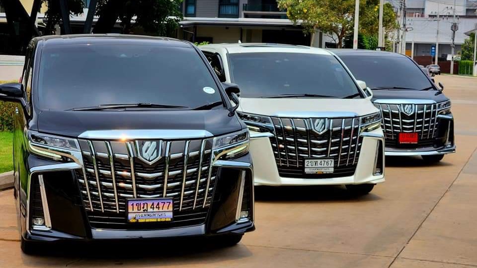 จ้างคนขับรถรายวัน บริการคนขับรถส่วนตัว รถหรู Toyota Alphard พร้อมคนขับมืออาชีพ
