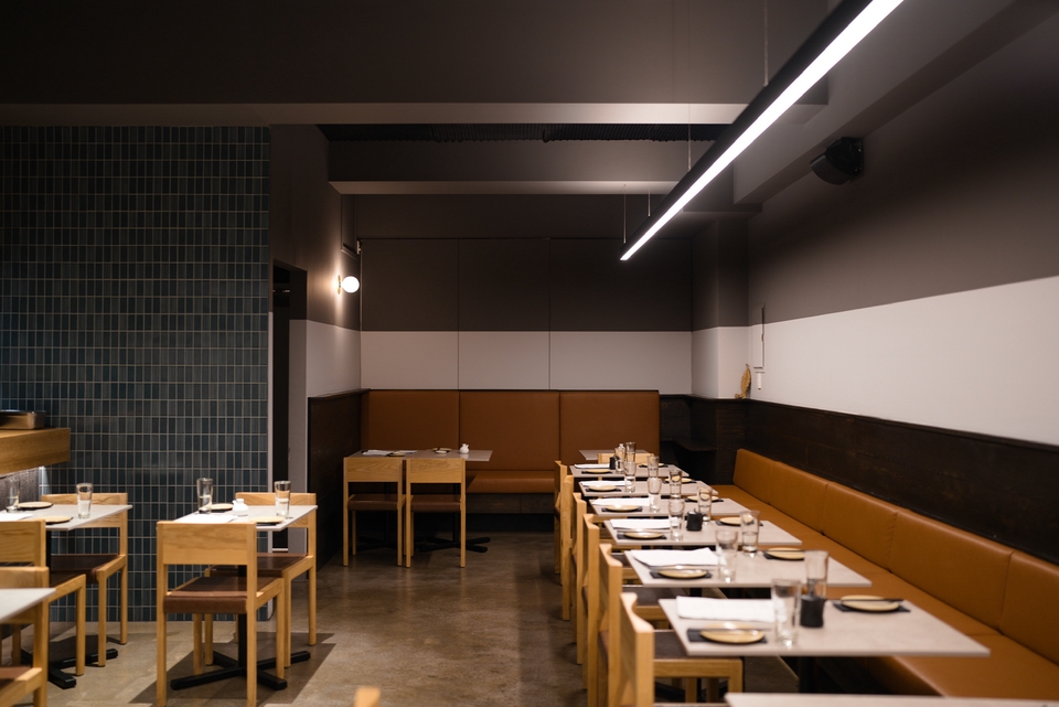 Jasa fotografi makanan profesional dengan interior minimalis dan pencahayaan natural. Cocok untuk keperluan menu restoran atau website kuliner.