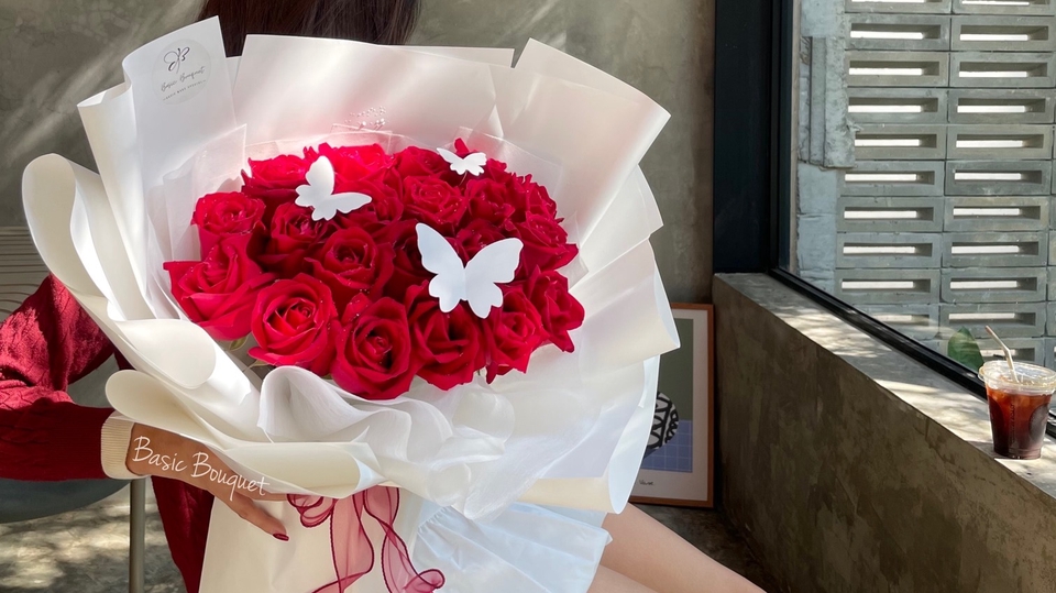 รับจัดดอกไม้ ช่อดอกไม้สวย บุษบาสีแดงสด พร้อมผีเสื้อ จัดดอกไม้