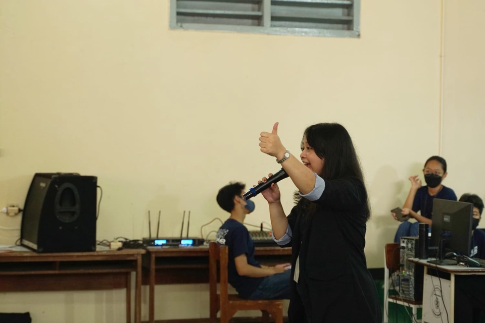 Guru les bahasa inggris online memberikan pelatihan online untuk kelas belajar bahasa inggris online.