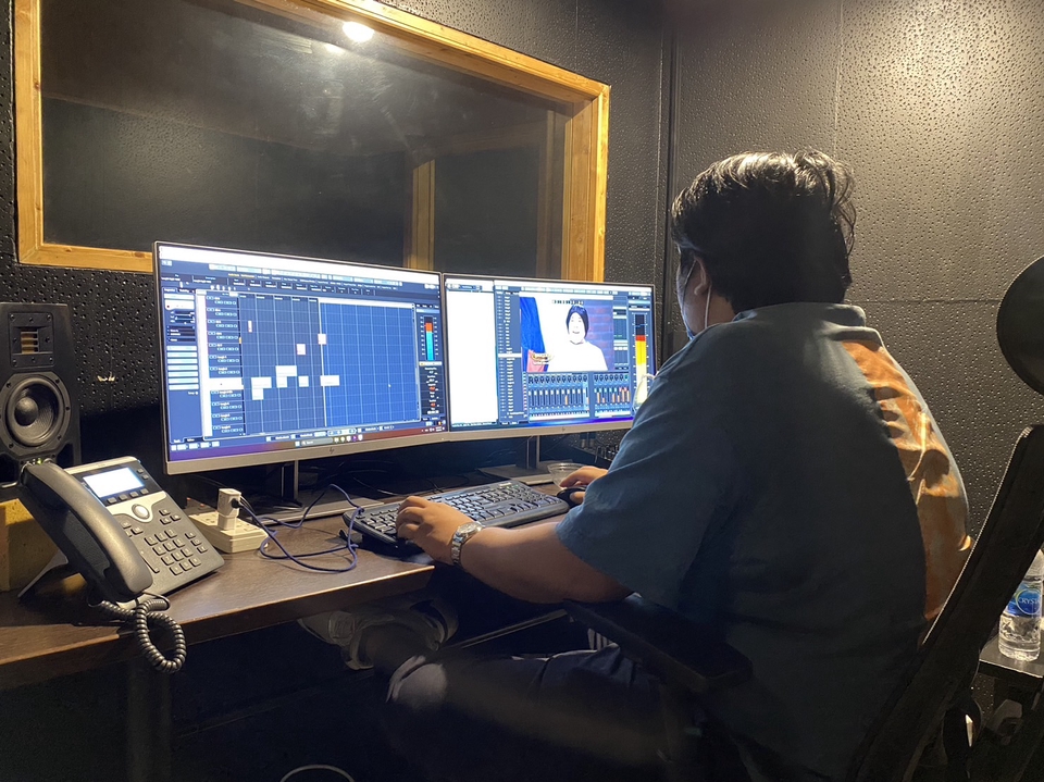 ซาวด์เอ็นจิเนียร์ คนคุมเครื่องเสียง ทำงานในห้องอัดเสียง พร้อมอุปกรณ์ครบครัน