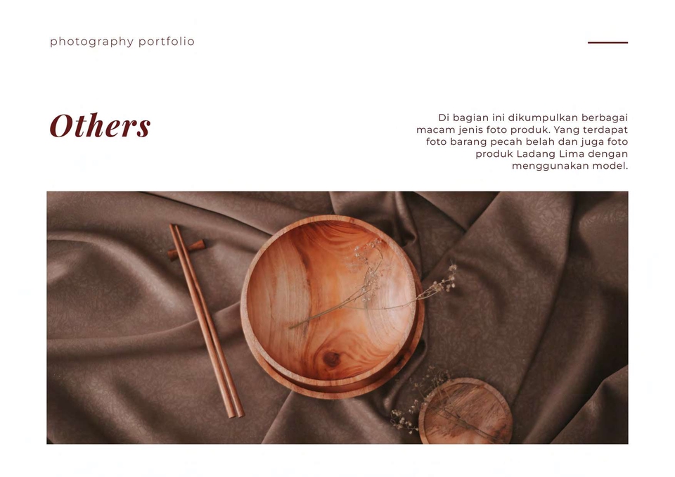 Jasa foto produk makanan dengan background kain coklat dan peralatan makan.